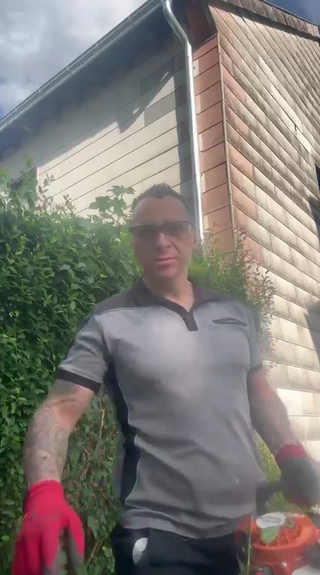 Mitarbeiter von AS Garten Service bei der Heckenpflege