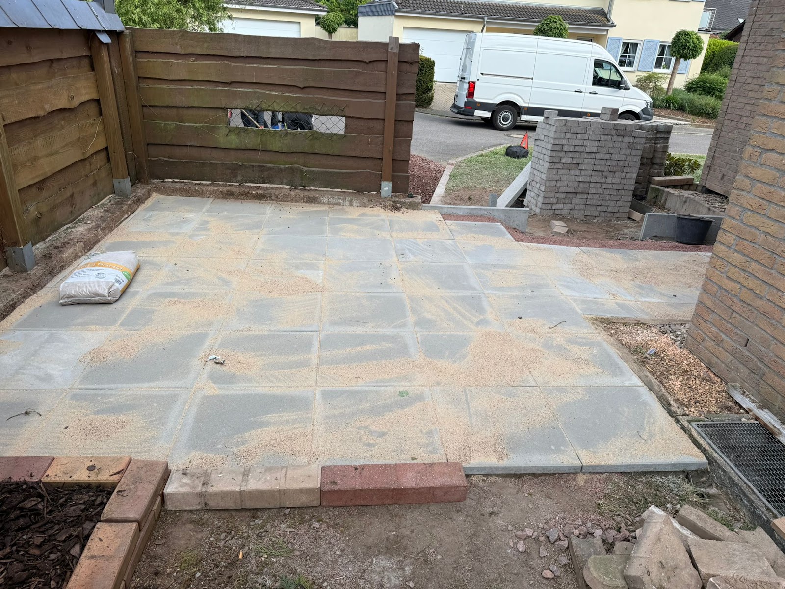 Neu verlegte Terrassenplatten